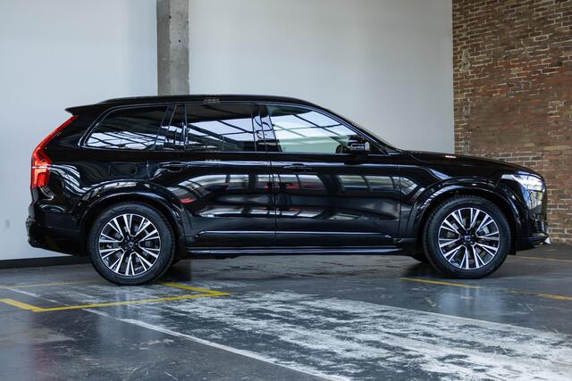 Volvo XC90 T8 Plug-in hybrid AWD Ultra Dark | Nappa lederen bekleding | Bowers & Wilkins premium audio | 20" Lichtmetalen velgen | 360° parkeercamera | Stoelverwarming | Parkeersensoren voor + achter | Luchtvering | Wegklapbare trekhaak | Google infotaiment