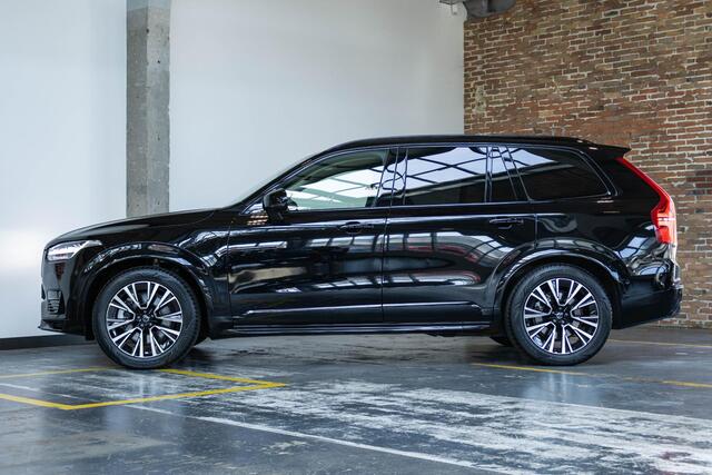 Volvo XC90 T8 Plug-in hybrid AWD Ultra Dark | Nappa lederen bekleding | Bowers & Wilkins premium audio | 20" Lichtmetalen velgen | 360° parkeercamera | Stoelverwarming | Parkeersensoren voor + achter | Luchtvering | Wegklapbare trekhaak | Google infotaiment