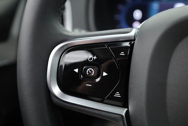 Volvo XC90 2.0 T8 Recharge AWD Plus Dark | Trekhaak | Pano | 360 Camera | 4x stoel + stuurverwar. |