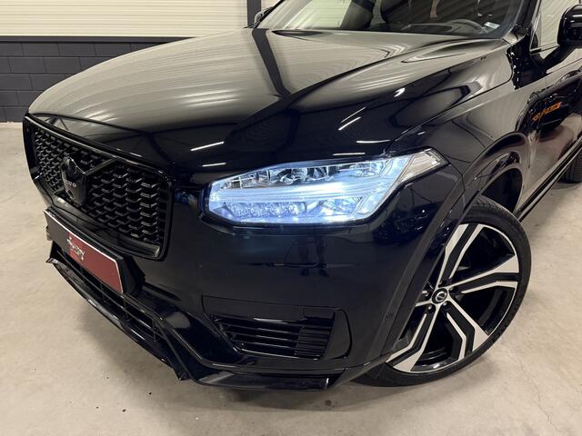 Volvo XC90 T8 Recharge AWD R-Design Long Range 455PK PANO/LUCHTVERING/TREKHAAK/HEAD-UP/360CAMERA/H&K/22"LMV/R-DESIGN EDITION PLUS DARK/BLACK ALL BLACK