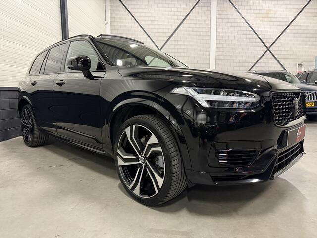 Volvo XC90 T8 Recharge AWD R-Design Long Range 455PK PANO/LUCHTVERING/TREKHAAK/HEAD-UP/360CAMERA/H&K/22"LMV/R-DESIGN EDITION PLUS DARK/BLACK ALL BLACK