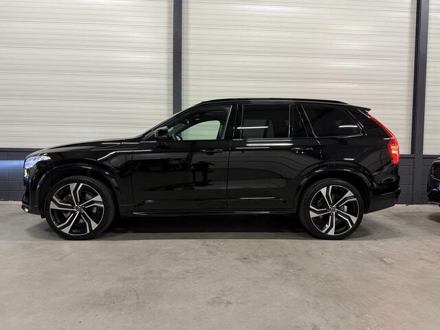 Volvo XC90 T8 Recharge AWD R-Design Long Range 455PK PANO/LUCHTVERING/TREKHAAK/HEAD-UP/360CAMERA/H&K/22"LMV/R-DESIGN EDITION PLUS DARK/BLACK ALL BLACK