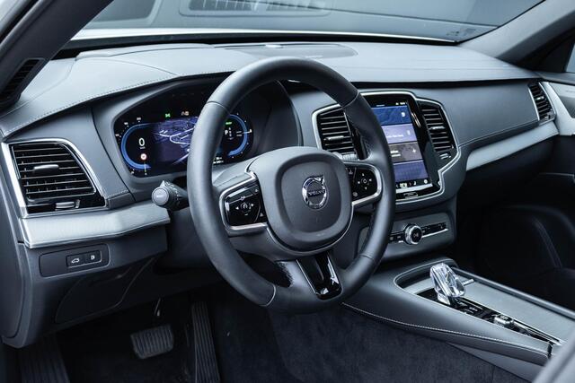 Volvo XC90 T8 Automaat Recharge AWD Ultimate Dark | Elektrisch bedienbaar glazen panoramisch schuif-/kanteldak | Luchtvering met Four-C settings | Trekhaak semi elektrisch inklapbaar | Adaptieve Cruise Control met Pilot Assist | BLIS dodehoekdetectie | 360 graden ro