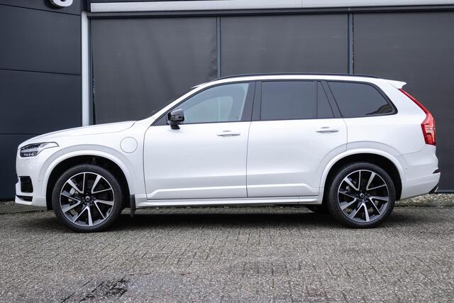 Volvo XC90 T8 Automaat Recharge AWD Ultimate Dark | Elektrisch bedienbaar glazen panoramisch schuif-/kanteldak | Luchtvering met Four-C settings | Trekhaak semi elektrisch inklapbaar | Adaptieve Cruise Control met Pilot Assist | BLIS dodehoekdetectie | 360 graden ro