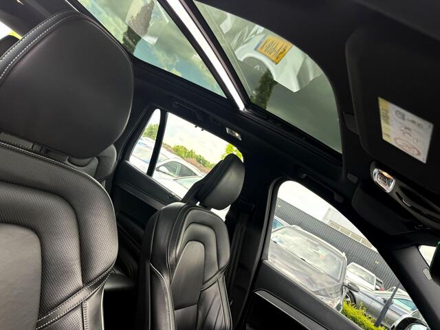 Volvo XC90 2.0 T8 Recharge AWD R-Design LUCHTVERING + EL. TREKHAAK + PANORAMADAK + HARMAN/KARDON + LEDER + HEAD-UP + STOEL-&STUURVERWARMING + LEDEREN DASHBOARD + 360 CAMERA + PARKSENSOREN + 20" LM-VELGEN!!