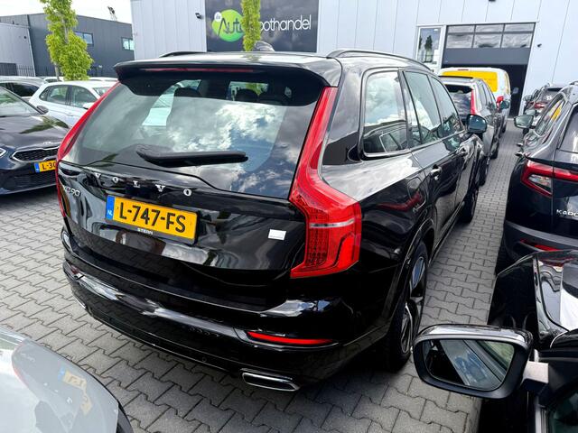 Volvo XC90 2.0 T8 Recharge AWD R-Design LUCHTVERING + EL. TREKHAAK + PANORAMADAK + HARMAN/KARDON + LEDER + HEAD-UP + STOEL-&STUURVERWARMING + LEDEREN DASHBOARD + 360 CAMERA + PARKSENSOREN + 20" LM-VELGEN!!