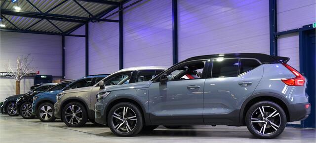 Volvo XC90 2.0 T8 Recharge AWD R-Design LUCHTVERING + EL. TREKHAAK + PANORAMADAK + HARMAN/KARDON + LEDER + HEAD-UP + STOEL-&STUURVERWARMING + LEDEREN DASHBOARD + 360 CAMERA + PARKSENSOREN + 20" LM-VELGEN!!