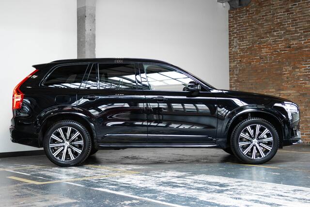 Volvo XC90 2.0 T8 Plug-in hybrid AWD Ultra Dark | Nappa lederen bekleding | Bowers & Wilkins premium audio | 22" Lichtmetalen velgen | 360° parkeercamera | Stoelverwarming | Parkeersensoren voor + achter | Luchtvering | Wegklapbare trekhaak | Massage functie in voor