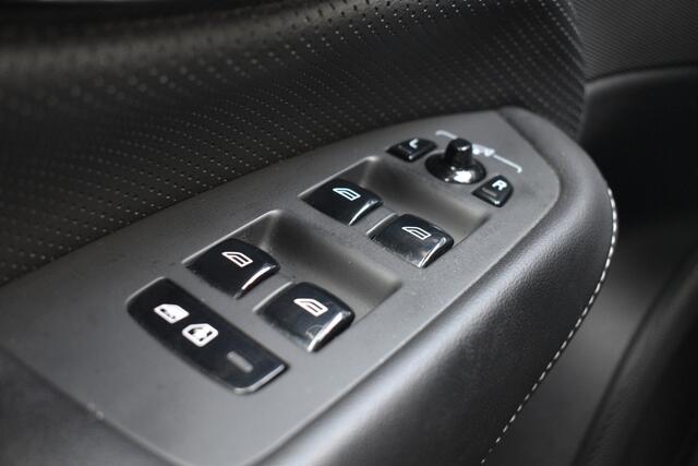 Volvo XC90 B5 AWD R-Design Intro Edition Diesel | Trekhaak | Luchtvering | Stoelen met geheugen | Blis | Pano dak |