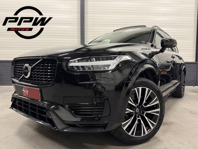 Volvo XC90 T8 Recharge AWD R-Design BLACK LONG RANGE PANO/TREKHAAK/HEAD-UP/MEMORY/H&K/CAMERA/ACC/PILOT-ASSIST/KEYLESS/LEER-SPORT/GOOGLE/PRIVACY/20"/ULTIMATE DARK/NET OH BEURT GEHAD BIJ VOLVO/NIEUW MODEL 2023 MET NIEUWE DASHBOARD