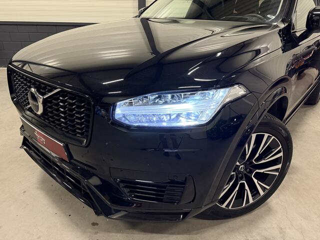 Volvo XC90 T8 Recharge AWD R-Design BLACK LONG RANGE PANO/TREKHAAK/HEAD-UP/MEMORY/H&K/CAMERA/ACC/PILOT-ASSIST/KEYLESS/LEER-SPORT/GOOGLE/PRIVACY/20"/ULTIMATE DARK/NET OH BEURT GEHAD BIJ VOLVO/NIEUW MODEL 2023 MET NIEUWE DASHBOARD