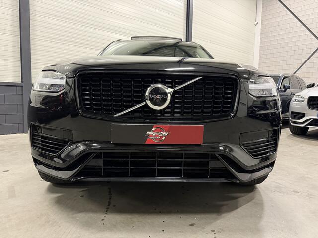 Volvo XC90 T8 Recharge AWD R-Design BLACK LONG RANGE PANO/TREKHAAK/HEAD-UP/MEMORY/H&K/CAMERA/ACC/PILOT-ASSIST/KEYLESS/LEER-SPORT/GOOGLE/PRIVACY/20"/ULTIMATE DARK/NET OH BEURT GEHAD BIJ VOLVO/NIEUW MODEL 2023 MET NIEUWE DASHBOARD