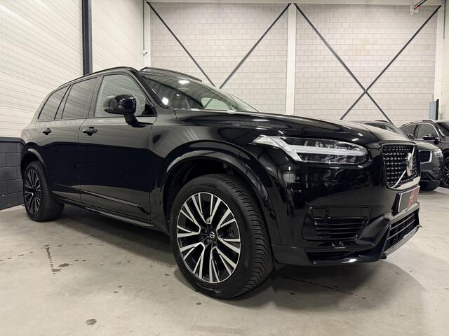 Volvo XC90 T8 Recharge AWD R-Design BLACK LONG RANGE PANO/TREKHAAK/HEAD-UP/MEMORY/H&K/CAMERA/ACC/PILOT-ASSIST/KEYLESS/LEER-SPORT/GOOGLE/PRIVACY/20"/ULTIMATE DARK/NET OH BEURT GEHAD BIJ VOLVO/NIEUW MODEL 2023 MET NIEUWE DASHBOARD