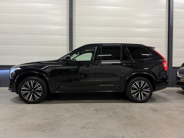 Volvo XC90 T8 Recharge AWD R-Design BLACK LONG RANGE PANO/TREKHAAK/HEAD-UP/MEMORY/H&K/CAMERA/ACC/PILOT-ASSIST/KEYLESS/LEER-SPORT/GOOGLE/PRIVACY/20"/ULTIMATE DARK/NET OH BEURT GEHAD BIJ VOLVO/NIEUW MODEL 2023 MET NIEUWE DASHBOARD