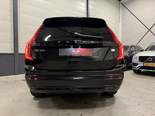 Volvo XC90 T8 Recharge AWD R-Design BLACK LONG RANGE PANO/TREKHAAK/HEAD-UP/MEMORY/H&K/CAMERA/ACC/PILOT-ASSIST/KEYLESS/LEER-SPORT/GOOGLE/PRIVACY/20"/ULTIMATE DARK/NET OH BEURT GEHAD BIJ VOLVO/NIEUW MODEL 2023 MET NIEUWE DASHBOARD