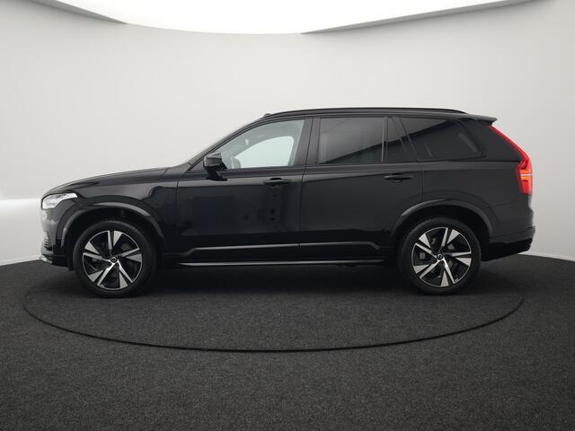 Volvo XC90 T8 Recharge AWD R-Design Plug In Hybrid 394pk 7 Persoons Dealer O.H. INCL BTW Long Range PHEV | Panodak | Alcantara Sportstoelen Memory | Trekhaak af Fabriek | Adaptive Cruise | Harman Kardon | Pilot Assist | L.M. 20" |