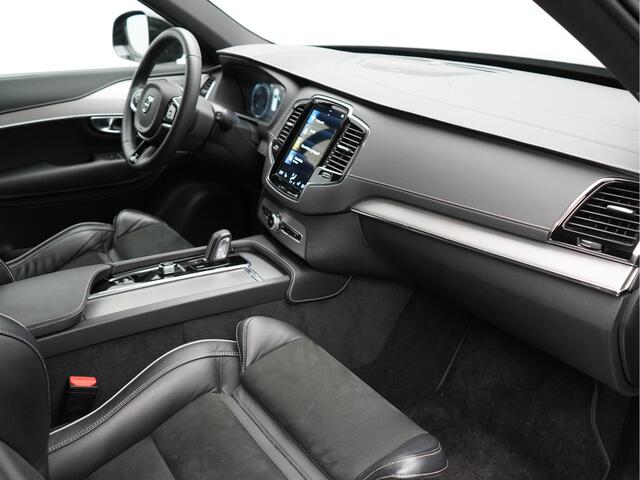 Volvo XC90 T8 Recharge AWD R-Design Plug In Hybrid 394pk 7 Persoons Dealer O.H. INCL BTW Long Range PHEV | Panodak | Alcantara Sportstoelen Memory | Trekhaak af Fabriek | Adaptive Cruise | Harman Kardon | Pilot Assist | L.M. 20" |