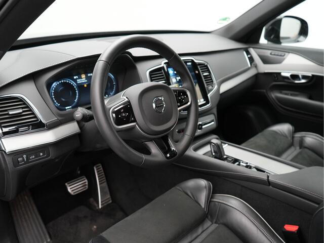 Volvo XC90 T8 Recharge AWD R-Design Plug In Hybrid 394pk 7 Persoons Dealer O.H. INCL BTW Long Range PHEV | Panodak | Alcantara Sportstoelen Memory | Trekhaak af Fabriek | Adaptive Cruise | Harman Kardon | Pilot Assist | L.M. 20" |