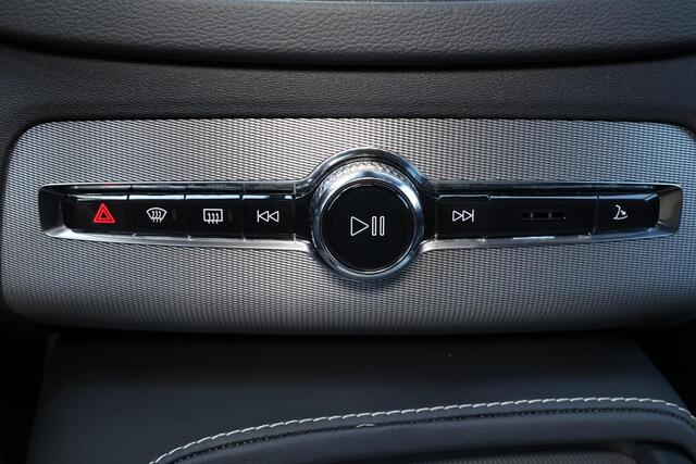 Volvo XC90 T8 Recharge AWD Ultimate Dark - LONG RANGE - Luchtvering - Panorama/schuifdak - 360º Camera - Bowers & Wilkins audio - IntelliSafe Assist & Surround - 360º Camera - Adaptieve LED koplampen - Verwarmde voorstoelen, stuur & achterbank - Parkeersensoren voor