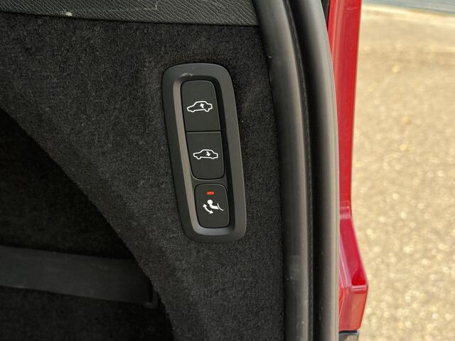 Volvo XC90 2.0 T8 Recharge AWD Ultimate Dark B&W/Massage/Luchtvering/Trekhaak etc.