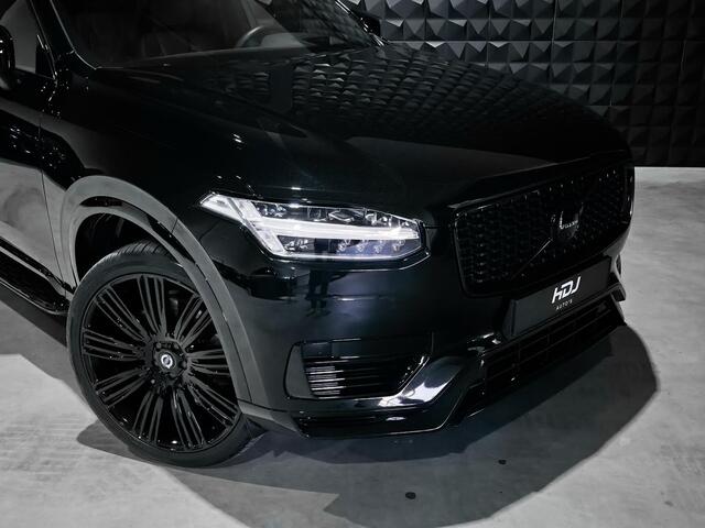 Volvo XC90 2.0 T8 Recharge AWD R-Design | All Black | Cognac Leer | H&K | HUD | Pano | BLIS | Trekh. |