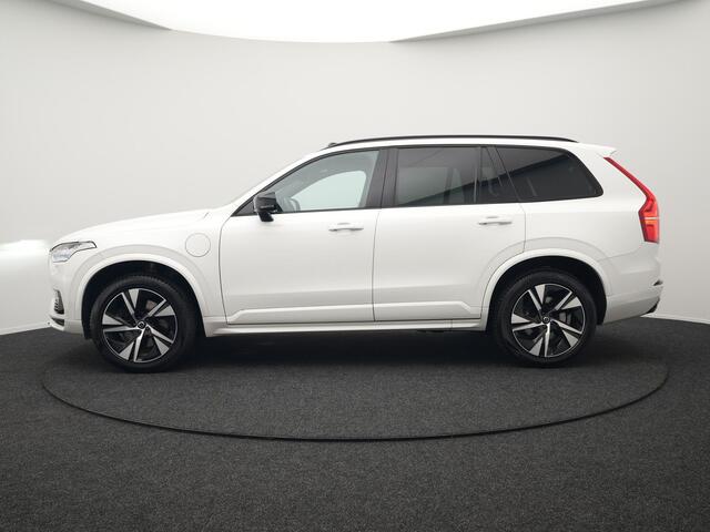 Volvo XC90 T8 Recharge AWD R-Design Plug In Hybrid 456pk 7 Persoons Long Range Dealer O.H. INCL BTW PHEV | Panodak | Alcantara Sportstoelen Memory | Adaptive Cruise | Harman Kardon | Pilot Assist | Head Up | 360 Camera | L.M. 20" | Apple Carplay | Navigatie | DAB |