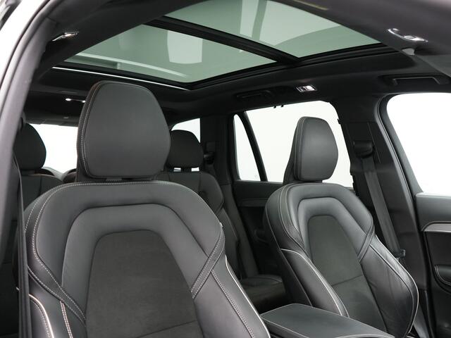 Volvo XC90 T8 Recharge AWD R-Design Plug In Hybrid 456pk 7 Persoons Long Range Dealer O.H. INCL BTW PHEV | Panodak | Alcantara Sportstoelen Memory | Adaptive Cruise | Harman Kardon | Pilot Assist | Head Up | 360 Camera | L.M. 20" | Apple Carplay | Navigatie | DAB |