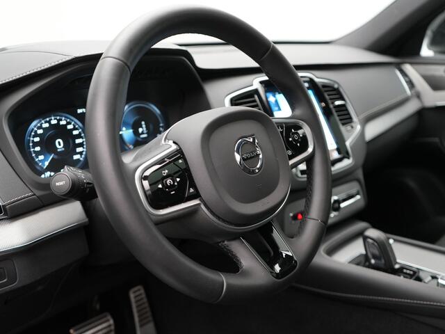 Volvo XC90 T8 Recharge AWD R-Design Plug In Hybrid 456pk 7 Persoons Long Range Dealer O.H. INCL BTW PHEV | Panodak | Alcantara Sportstoelen Memory | Adaptive Cruise | Harman Kardon | Pilot Assist | Head Up | 360 Camera | L.M. 20" | Apple Carplay | Navigatie | DAB |