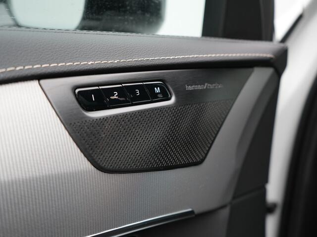 Volvo XC90 T8 Recharge AWD R-Design Plug In Hybrid 456pk 7 Persoons Long Range Dealer O.H. INCL BTW PHEV | Panodak | Alcantara Sportstoelen Memory | Adaptive Cruise | Harman Kardon | Pilot Assist | Head Up | 360 Camera | L.M. 20" | Apple Carplay | Navigatie | DAB |