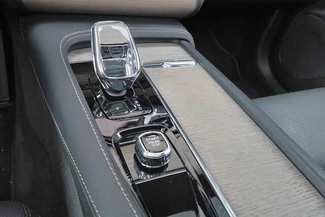 Volvo XC90 T8 Recharge AWD Ultimate Dark - LONG RANGE - Panorama/schuifdak - IntelliSafe Assist & Surround - 360º Camera - Bowers & Wilkins audio - Adaptieve LED koplampen - Verwarmde voorstoelen, stuur & achterbank - Parkeersensoren voor & achter - Elektr. bedienb.