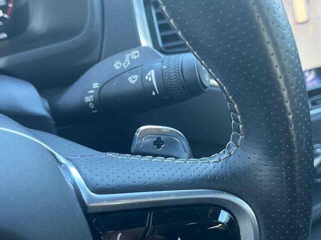 Volvo XC90 2.0 T5 AWD R-Design | Trekhaak | Bowers & Wilkins | Luchtvering | Head-up display | Panorama dak | 360° camera | Adaptieve cruise control |