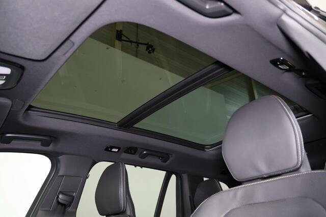 Volvo XC90 T8 Recharge AWD Ultra Dark - LONG RANGE - Luchtvering - Panorama/schuifdak - IntelliSafe Assist & Surround - 360º Camera - Adaptieve LED koplampen - Verwarmde voorstoelen, stuur & achterbank - Parkeersensoren voor & achter - Elektr. bedienb. voorstoelen m