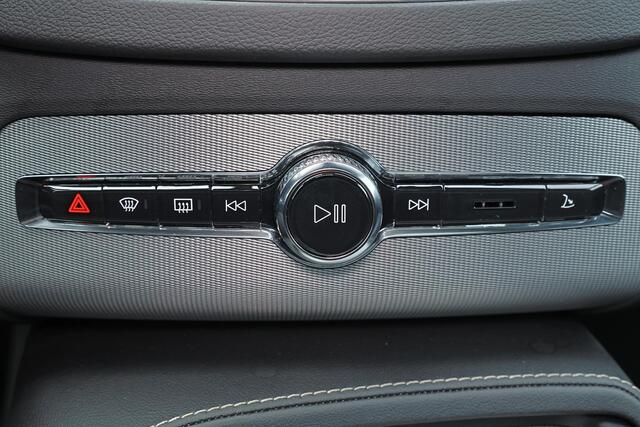 Volvo XC90 T8 Recharge AWD Ultra Dark - LONG RANGE - Luchtvering - Panorama/schuifdak - IntelliSafe Assist & Surround - 360º Camera - Adaptieve LED koplampen - Verwarmde voorstoelen, stuur & achterbank - Parkeersensoren voor & achter - Elektr. bedienb. voorstoelen m