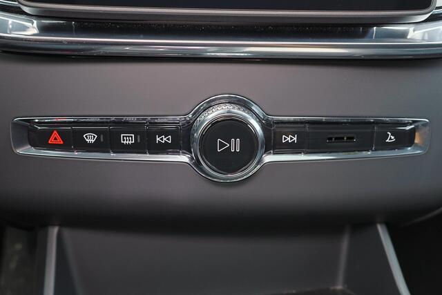 Volvo XC90 T8 Recharge AWD Ultra Dark - LONG RANGE - Luchtvering - Panorama/schuifdak - IntelliSafe Assist & Surround - 360º Camera - Bowers & Wilkins audio - Verwarmde voorstoelen, stuur & achterbank - Parkeersensoren voor & achter - Elektr. bedienb. voorstoelen me