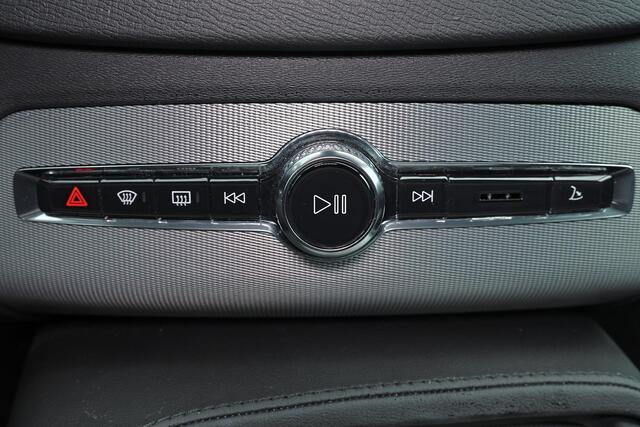 Volvo XC90 T8 Recharge AWD Core Bright - LONG RANGE - IntelliSafe Assist & Surround - Harman/Kardon audio - Adaptieve LED koplampen - Parkeercamera achter - Verwarmde voorstoelen, stuur & achterbank - Parkeersensoren voor & achter - Draadloze tel. lader - Extra geti