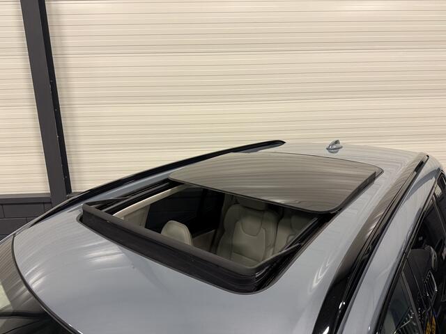 Volvo XC90 T8 Recharge AWD R-Design THUNDERGREY PANO/B&W/LUCHTVERING/TREKHAAK/360CAMERA/HEAD-UP/22"/MASSAGE+VENTILATIE/CRYSTAL-POOK/SFEER/ULTIMATE-DARK/NIEUW MODEL 2023