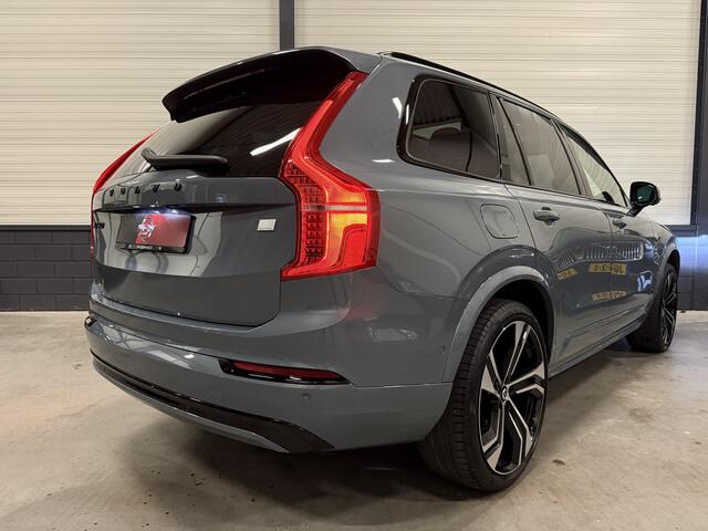Volvo XC90 T8 Recharge AWD R-Design THUNDERGREY PANO/B&W/LUCHTVERING/TREKHAAK/360CAMERA/HEAD-UP/22"/MASSAGE+VENTILATIE/CRYSTAL-POOK/SFEER/ULTIMATE-DARK/NIEUW MODEL 2023