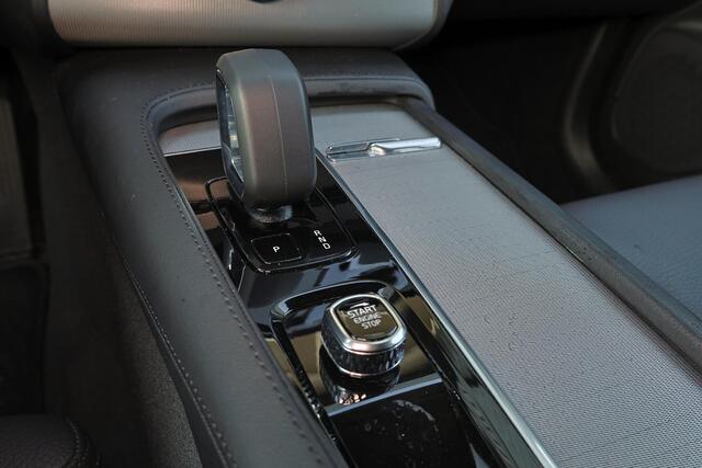 Volvo XC90 T8 Recharge AWD Plus Dark - IntelliSafe Assist & Surround - Adaptieve LED koplampen - Parkeercamera achter - Verwarmde voorstoelen, stuur & achterbank - Parkeersensoren voor & achter - Elektr. bedienb. voorstoelen met geheugen - Draadloze tel. lader - Ext