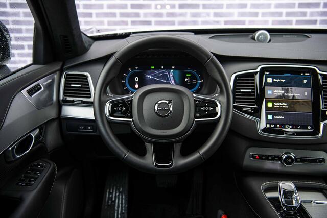 Volvo XC90 2.0 T8 Recharge AWD Ultimate Dark | Bowers & Wilkins Audio | Luchtvering | Trekhaak | Sportstoelen | Standkachel | Panoramadak | 360 camera | Head-up display | 4 zone climate control | Google Maps navigatie | Gelamineerd zijruiten | Nubuck hemelbekleding 