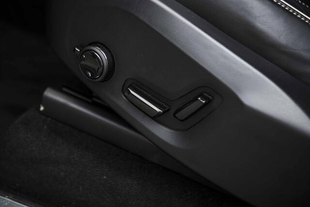 Volvo XC90 2.0 T8 Recharge AWD Ultimate Dark | Bowers & Wilkins Audio | Luchtvering | Trekhaak | Sportstoelen | Standkachel | Panoramadak | 360 camera | Head-up display | 4 zone climate control | Google Maps navigatie | Gelamineerd zijruiten | Nubuck hemelbekleding 