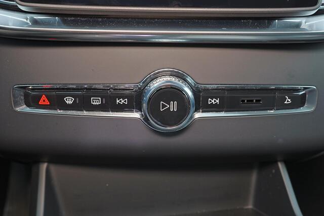 Volvo XC90 T8 Recharge AWD Ultra Dark - Luchtvering - Panorama/schuifdak - IntelliSafe Assist & Surround - 360º Camera - Bowers & Wilkins audio - Verwarmde voorstoelen, stuur & achterbank - Parkeersensoren voor & achter - Elektr. bedienb. voorstoelen met geheugen - 