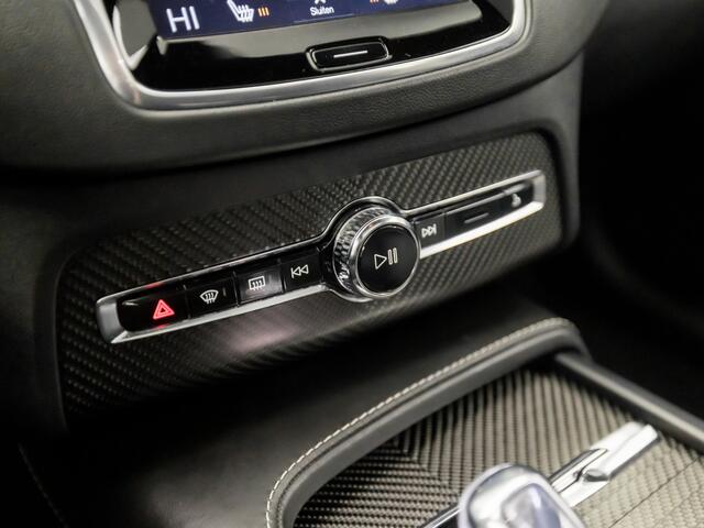 Volvo XC90 2.0 T8 Twin Engine AWD R-Design 7 Persoons 408Pk Automaat (PANORAMADAK, LUCHTVERING, BOWERS&WILKINS, HEAD-UP DISPLAY, 360 CAMERA, APPLE CARPLAY, LUXE LEDER, MEMORY SEATS, TREKHAAK, ADAPTIVE CRUISE, NIEUWSTAAT)