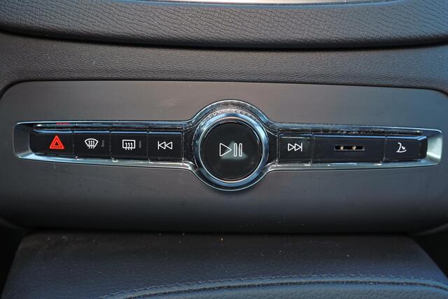 Volvo XC90 T8 Recharge AWD Inscription Expression - IntelliSafe Assist & Surround - Parkeercamera achter - Verwarmde voorstoelen & stuur - Parkeersensoren voor & achter - Elektr. bedienb. voorstoelen met geheugen - Draadloze tel. lader - Extra getint glas - Elektr. 