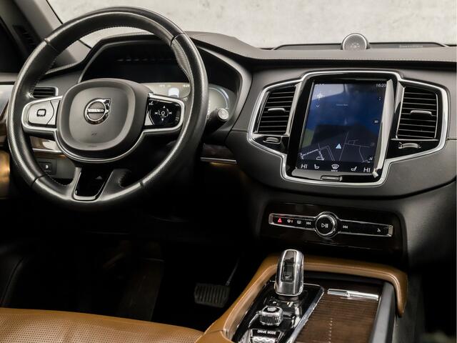 Volvo XC90 2.0 T8 Recharge AWD Plus Dark Automaat (PANORAMADAK, LUCHTVERING, BOWERS&WILKINS, MEMORY SEATS, MASSAGE, STOELVERWARMING/KOELING, CAMERA, HOUT INLEG, ZWART HEMEL, NIEUWSTAAT)