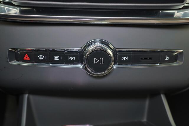 Volvo XC90 T8 Recharge AWD Ultra Dark - Luchtvering - Panorama/schuifdak - IntelliSafe Assist & Surround - 360º Camera - Bowers & Wilkins audio - Adaptieve LED koplampen - Verwarmde voorstoelen, stuur & achterbank - Parkeersensoren voor & achter - Elektr. bedienb. v