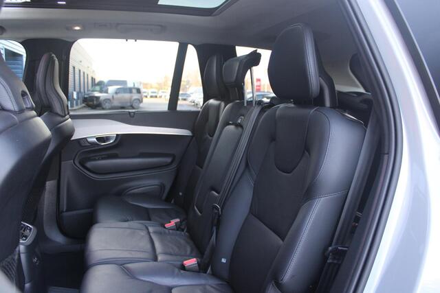 Volvo XC90 2.0 T8 455PK RECHARGE AWD ULTIMATE DARK | LUCHTVERING | PANORAMISCH SCHUIF / KANTELDAK | ELEKTRISCH UITKLAPBARE TREKHAAK | HEAD-UP DISPLAY | NAVIGATIE VIA GOOGLE-MAPS | ELEKTRISCH VERSTELBARE VOOR STOELEN MET GEHEUGEN | VOORSTOELEN VERWARMBAAR | ACHTERBAN