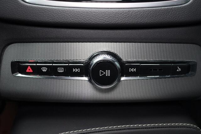 Volvo XC90 T8 Recharge AWD Ultimate Dark - LONG RANGE - Luchtvering - Panorama/schuifdak - IntelliSafe Assist & Surround - 360º Camera - Bowers & Wilkins audio - Adaptieve LED koplampen - Verwarmde voorstoelen, stuur & achterbank - Parkeersensoren voor & achter - El