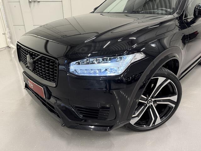 Volvo XC90 T8 Recharge AWD R-Design PANO/B&W/LUCHTVERING/HEAD-UP/360CAMERA/MASSAGE+VENTILATIE/22"LMV/DONKERE-HEMEL/BLACK ALL BLACK EDITION/VOLLEDIGE VOLVO DEALER HISTORIE