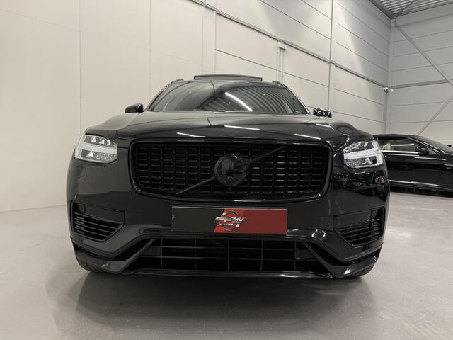 Volvo XC90 T8 Recharge AWD R-Design PANO/B&W/LUCHTVERING/HEAD-UP/360CAMERA/MASSAGE+VENTILATIE/22"LMV/DONKERE-HEMEL/BLACK ALL BLACK EDITION/VOLLEDIGE VOLVO DEALER HISTORIE