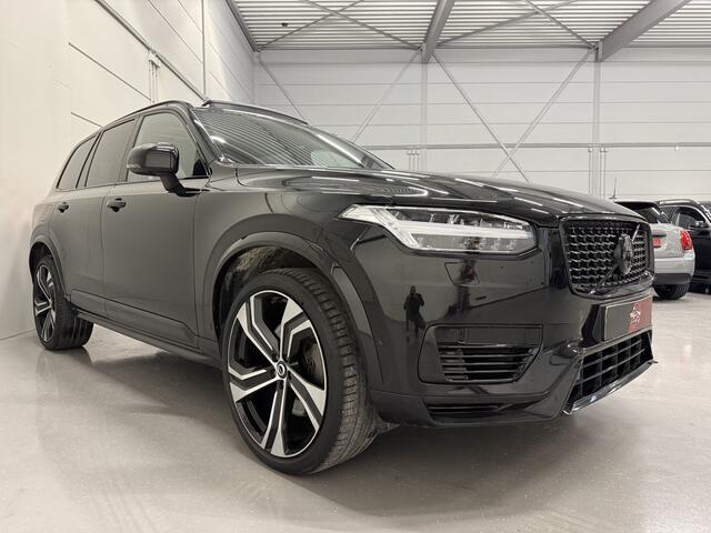 Volvo XC90 T8 Recharge AWD R-Design PANO/B&W/LUCHTVERING/HEAD-UP/360CAMERA/MASSAGE+VENTILATIE/22"LMV/DONKERE-HEMEL/BLACK ALL BLACK EDITION/VOLLEDIGE VOLVO DEALER HISTORIE